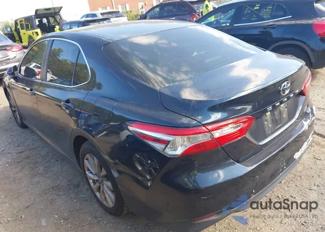 2018 Toyota Camry Le z USA, uszkodzony, nr VIN 4T1B11HK4JU564225